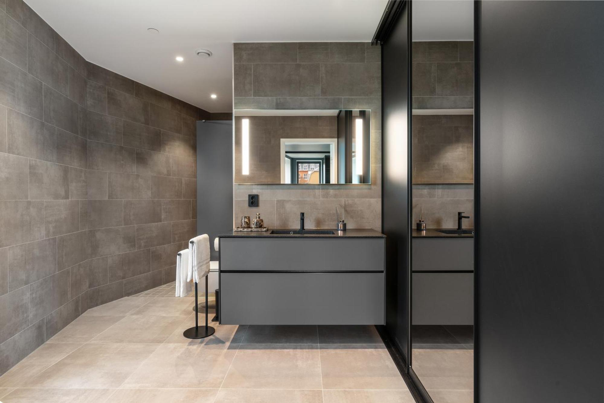 Luxury Downtown With 2 Bedrooms And 2 Bathrooms And Parking Appartement *