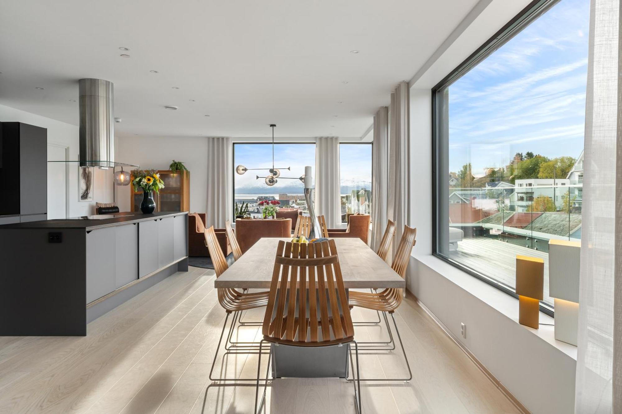 Luxury Downtown With 2 Bedrooms And 2 Bathrooms And Parking Appartement *